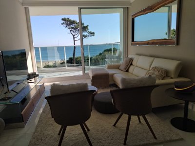 VENTA DE HERMOSO APARTAMENTO, 3 DORMITORIOS EN SUITE,  FRENTE A PLAYA MANSA.