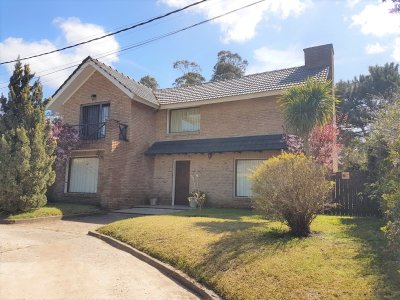 CASA, 3 DOMITORIOS, 3 BAÑOS, JARDINES DE CORDOBA, PUNT DEL ESTE, ALQUILER 