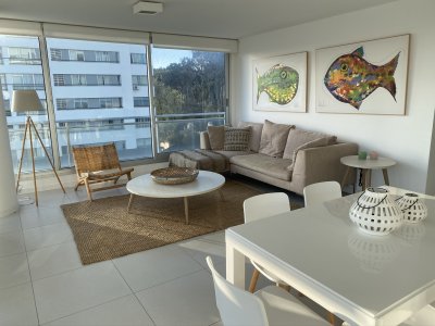 Apartamento con gran vista en excelente ubicación, con amplios y luminosos espacios. 