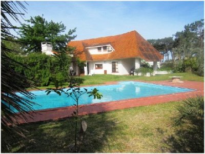 Espaciosa y cómoda casa con una gran piscina en un agradable entorno.