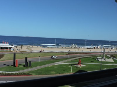 Espectacular apartamento con vista la Brava. Cómodos, amplios e iluminados ambientes. Excelentes servicios.