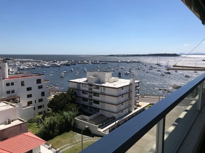 Muy lindo apartamento en Península con vista al puerto. 