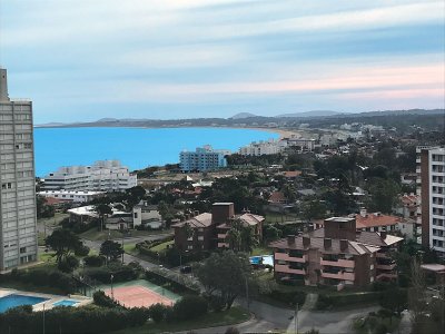 Muy lindo apartamento ubicado en mansa Punta del Este con vista al mar.