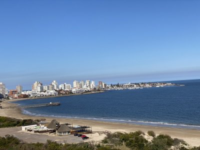 Espectacular apartamento frente al mar en Playa Mansa. Excelente construcción. Ambientes muy amplios y luminosos. Terraza cerrada. 