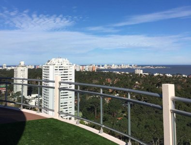 Espectacular apartamento Penthouse ubicado en Avenida Roosevelt Punta del Este con muy buena vista panorámica. 