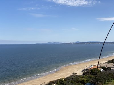 Espectacular apartamento de excelente calidad de construcción. Terraza superior con parrillero cerrado. Amplios y luminosos ambientes. Frente al mar.