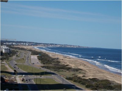 Muy lindo apartamento ubicado en la Brava Punta del Este con espectacular vista al mar. 