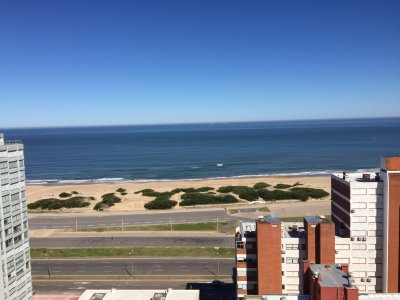Muy lindo apartamento ubicado en la Brava con hermosa vista al mar. 