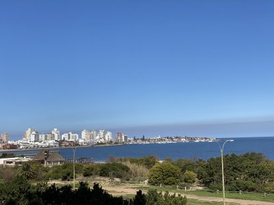 Espectacular ubicación frente al mar sobre Playa Mansa. Ambientes muy amplios y luminosos. Gran terraza. Excelente construcción y gran superficie