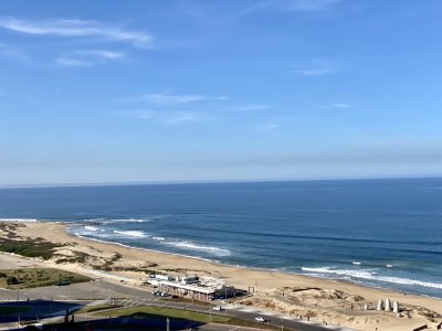 Amplia planta en edificio de trayectoria en Primera linea a Playa Mansa 