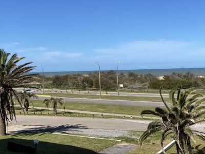 Excelente ubicación en la Brava. Frente al mar con inmejorable vista al mar. 