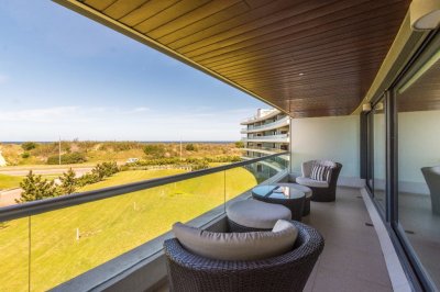 Excelente apartamento. Amplias terrazas con vista al mar. Amplios ambientes finamente decorados.  Excelente construcción.