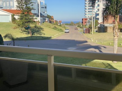 Excelente vista al mar. Edificio de pocos pisos rodeado de naturaleza. Muy buena ubicación. A pasos del mar!