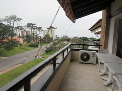 Muy lindo apartamento bien ubicado a metros del mar. 
