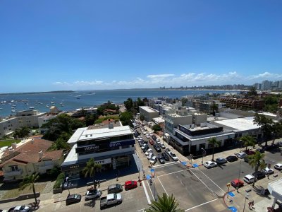 Excelente ubicación muy cerca del mar. Con vista al mar y al puerto. Amplios, luminosos y cómodos ambientes. Grandes placares y espectacular terraza.