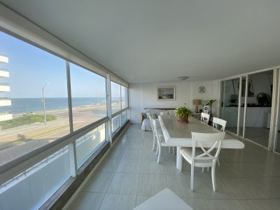 Hermoso y muy luminoso apartamento con vista al mar ubicado en Península. 