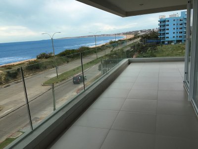Confortable apartamento a estrenar, con excelente vista al mar, en Playa Mansa