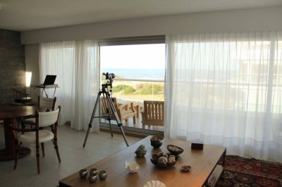 Espectacular apartamento muy amplio ubicado en la Brava, frente al mar. 