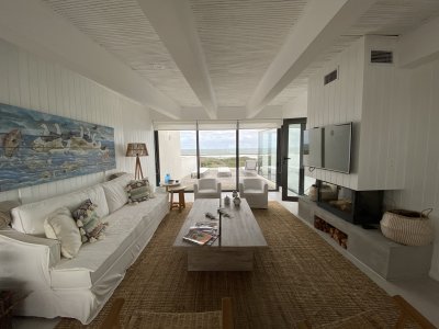 Hermoso apartamento penthouse en la Brava frente al mar.