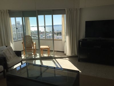 Confortable apartamento en zona península de Punta del Este con buena vista.