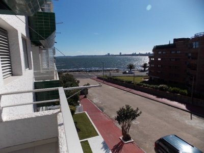 Confortable apartamento en zona península de Punta del Este con vista al mar.