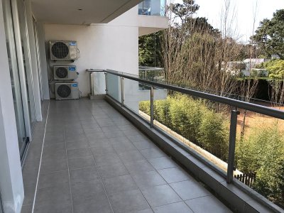 Hermoso apartamento ubicado en Roosevelt-Punta del Este. 