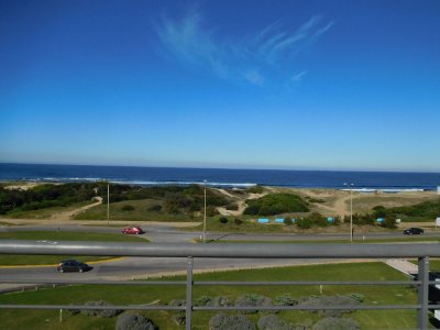 Muy lindo apartamento Pent House en excelente estado con espectacular vista al mar. 