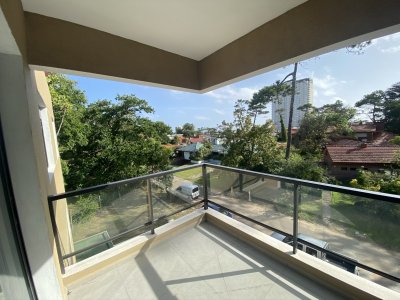 Apartamento ubicado en mansa Punta del Este, a 400 metros del mar. 