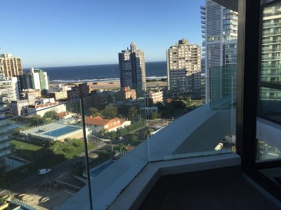 Hermoso apartamento sobre Av. Chiverta Punta del Este.