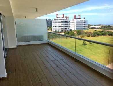 Hermoso apartamento ubicado en Brava-Punta del Este. 