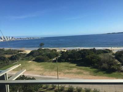 Muy lindo apartamento ubicado en la mansa Punta del Este con espectacular vista al mar. 