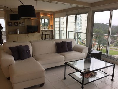 Espectacular apartamento ubicado en importante complejo de Punta del Este.