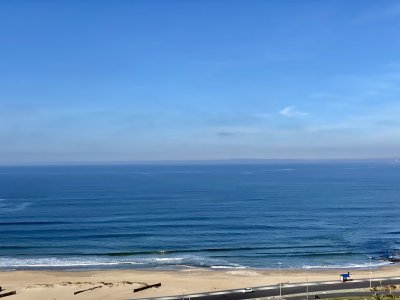 Amplia planta en edificio de trayectoria en Primera linea a Playa Mansa 