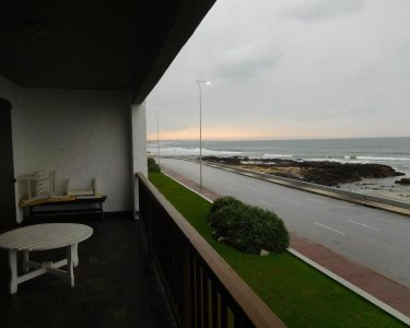 Hermoso apartamento con vista al mar en excelente ubicación.