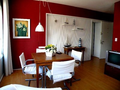 Apartamento ubicado en península de Punta del Este a pasos de mar. 