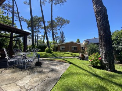 Excelente casa muy cerca del mar en Playa Mansa. 