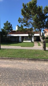 Cálida y confortable casa con una ubicación privilegiada!  Situada a  dos cuadras del mar