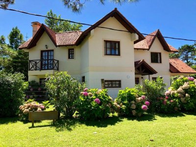 Casa en Brava 4 dormitorios con parrillero exterior