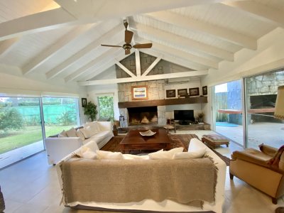 Hermosa residencia en Barrio Privado