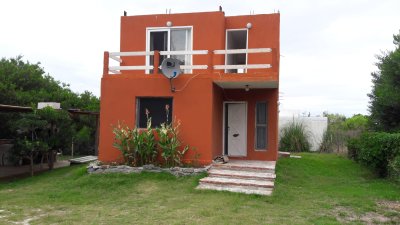 Casa de dos plantas en la Juanita