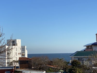 Vista al mar. Muy cerca de la costa. Excelente construcción. 5 dormitorios. Piscina 