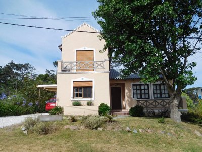 Casa en Montoya, 2 plantas,  a muy pocas cuadras del mar con vista directa