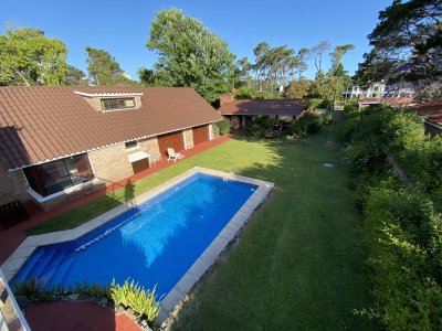 Espectacular casa amplia de 5 dormitorios, 5 baños en suite. Cerca de la playa. Piscina. Cancha de tennis. Parrillero. Muy buena construcción.