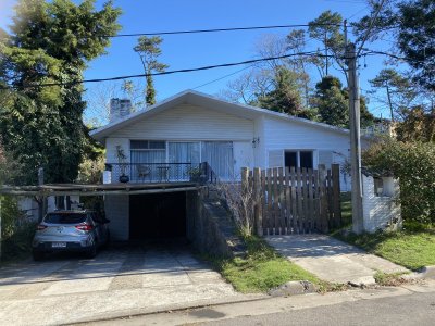 Excelente casa reciclada cerca del mar para 6 personas con 3 dormitorios, 2 baños. Muy buena construcción. Barbacoa con baño