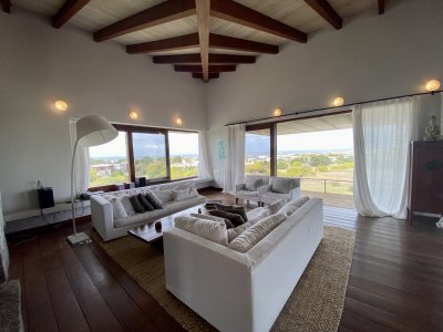 Hermosa y amplia casa en barrio privado de José Ignacio a 200 metros de la playa