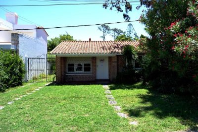 Casa en la Mansa 3 dormitorios y dependencia con parrillero y cochera