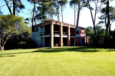 Casa en Rincón del Indio 4 dormitorios y dependencia con piscina y parrillero