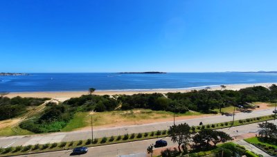 Playa Mansa, primera fila, con servicios