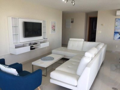 Apartamento en venta. Playa Mansa 3 dormitorios y servicio