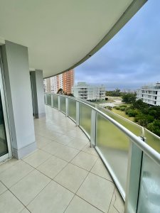 Apartamento en venta Playa Mansa  3 dormitorios